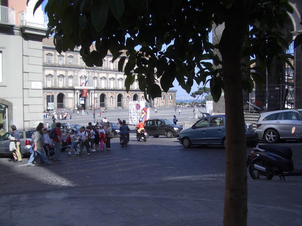 Serra Casa Vacanza A Piazza Del Plebiscito Napoli Bagian luar foto
